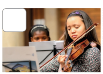 Imagem: Fotografia. Uma menina está de pé e toca um violino diante da sua partitura.  Fim da imagem.