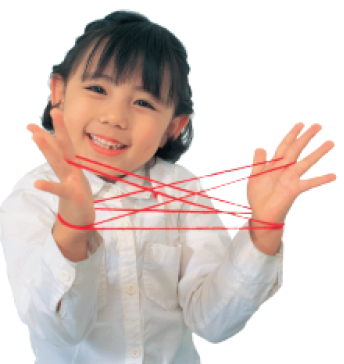 Imagem: Fotografia. Uma menina sorri enquanto está com as mãos espalmadas paralelas e com um cordão preso entrelaçado entre elas.  Fim da imagem.