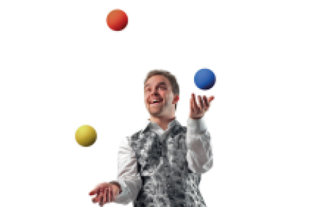 Imagem: Fotografia. Um homem faz malabarismo com bolas coloridas.  Fim da imagem.