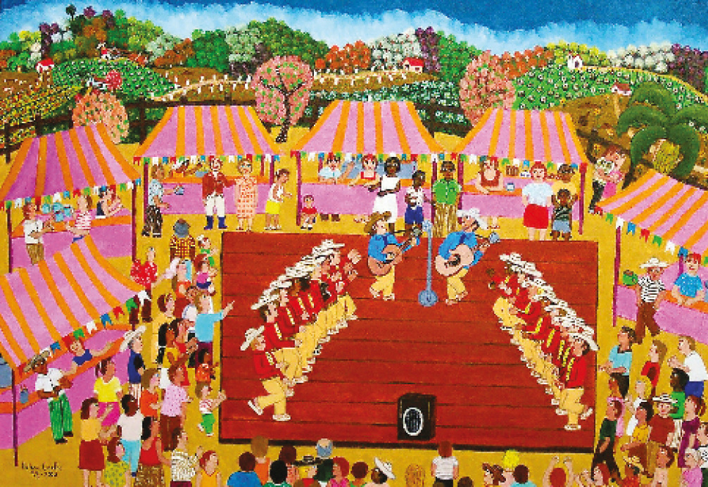 Imagem: Pintura. Uma área aberta onde há um palco ao centro acima do qual estão um grupo de dançarinos que usam chapéu, camisa, calça e sandália e se dividem em duas fileiras frente a frente. Ao lado, dois músicos, com figurino semelhante, tocam violas. Em torno do palco, muitas pessoas, adultos e crianças, observam a dança. No espaço também há pequenas barracas coloridas e com bandeirolas decorativas onde ficam os comerciantes. Ao fundo, área rual com plantações, árvores e pequenas casas.  Fim da imagem.