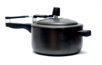 Imagem: Fotografia. Uma panela de pressão de cor preta, com tampa.  Fim da imagem.