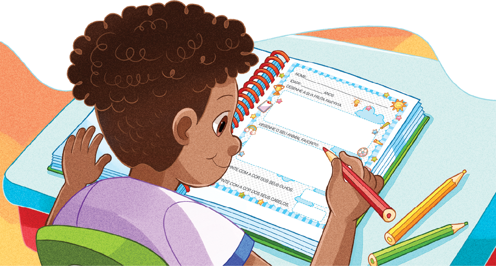 Imagem: Ilustração. Vista do alto para baixo, um menino sentado de frente para carteira escolar em azul-claro. Ele tem pele negra, cabelos encaracolados castanhos, com camiseta de cor lilás e detalhes na manga em azul. Ele segura na mão direita, um lápis vermelho e com a outra mão, sobre página de um livro aberto. Perto do livro na mesa, à direita, outros dois lápis coloridos em amarelo e verde.  Fim da imagem.