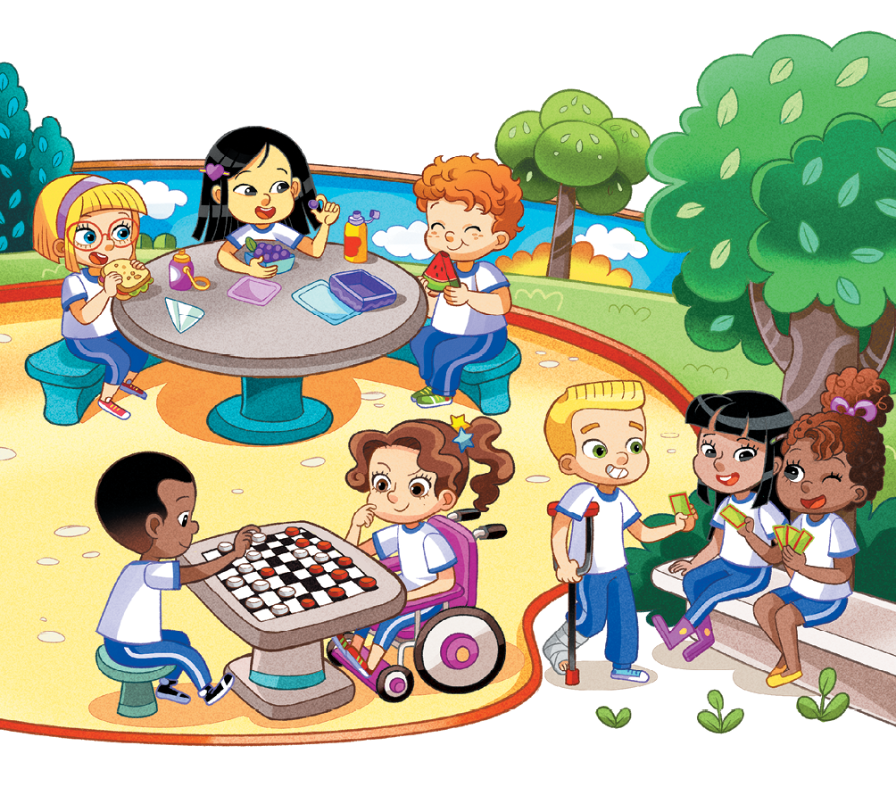 Imagem: Ilustração. Vista do alto de local aberto com crianças. À frente, à esquerda, sentadas perto de uma mesa de cimento, com jogo da dama em cima, duas crianças jogando. À esquerda, um menino moreno, de cabelos pretos, com camiseta branca com detalhes e calça azul, com sapatos pretos. À direita, menina de pele clara, cabelos castanhos presos no alto, com o mesmo uniforme, cadeirante em cadeira de rosas em roxo. À direita, um menino loiro em pé, com uma bengala debaixo de ombro à esquerda e pé com gesso. Ele segura na mão à direita, uma carta verde, mostrando para duas meninas sentadas de frente para ele. Uma menina morena de cabelos pretos com franja e uma menina morena-escuro, de cabelos castanhos claros presos no alto, apenas com o olho esquerdo aberto. Ela segura nas mãos cartas verdes. Ao fundo, três crianças sentadas de frente para mesa redonda cinza, comendo. Da esquerda para à direita: menina de cabelos curtos, loiros, com sanduíche na mão e olhos azuis, uma menina de pele clara, com cabelos pretos comendo uvas roxas, olhando para à direita e um menino ruivo, de olhos fechados, segurando um pedaço de melancia. Ao fundo, local com vegetação verde e árvores de folhas verdes e muro de cor azul com nuvens brancas. Fim da imagem.