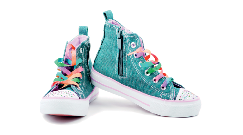 Imagem: Fotografia. Um par de tênis de cor verde com um cadarço de cor laranja, rosa e verde e solado em branco.  Fim da imagem.