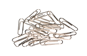 Imagem: Fotografia. Dezenas de clipes em metal. Fim da imagem.