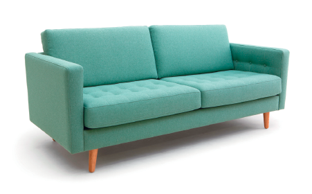 Imagem: Fotografia. Um sofá de cor verde de dois lugares e pés de madeira em marrom.  Fim da imagem.