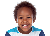 Imagem: Fotografia. Um menino negro, com cabelos curtos crespos em marrom, usando camiseta em branco e azul. Ele é visto dos ombros para cima, olhando para frente sorrindo.  Fim da imagem.
