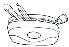 Imagem: Ilustração em preto e branco. Vários elementos : Um livro fechado. Um estojo de zíper aberto com caneta e lápis.  Um saco de balas, com o nome : Balas. Uma revista de super-herói, com o título : Super. Uma mochila grande com o zíper aberto. Um calendário de 2023. Um carrinho de brinquedo. Um caderno com espiral na vertical, à esquerda.   Fim da imagem.