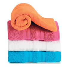 Imagem: Fotografia. Quatro toalhas, três dobradas uma sobre a outra, de baixo para cima : azul-claro, branca, rosa-escuro e na parte superior, em laranja, com a ponta esquerda dobrada.  Fim da imagem.