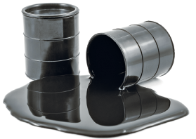 Imagem: Fotografia. Dois barris pretos, um à esquerda em pé e outro na horizontal, derramando um líquido preto espesso.  Fim da imagem.