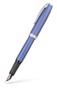 Imagem: Fotografia. Uma caneta de cor azul-claro com ponta inferior em preto e base de metal.  Fim da imagem.