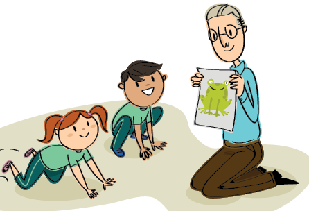 Imagem: Ilustração. Duas crianças agachadas, vestidas com uniforme escolar composto por camiseta verde-claro e calça em verde-escuro. À esquerda, menina de pele clara, cabelos castanhos em chuquinha, agachada com os joelhos no chão e mãos na frente. À direita, menino agachado com as pernas abertas e flexionadas, com os braços na frente, imitando sapo. À direita, homem sentado de joelhos, de pele clara, cabelos grisalhos, camisa de mangas compridas de cor azul-claro, calça marrom e sapatos pretos e par de óculos de grau redondo no rosto. Segura nas mãos, folha branca com sapo de cor verde-claro.  Fim da imagem.
