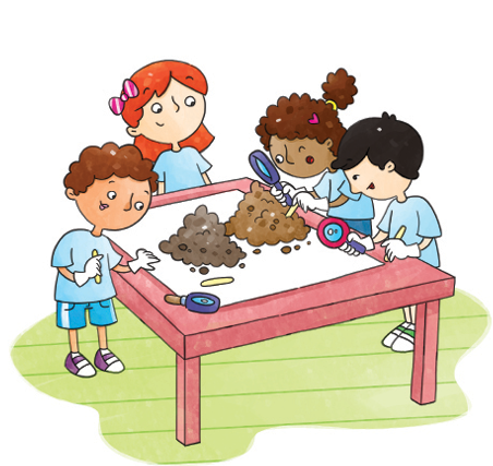 Imagem: Ilustração. Uma mesa de cor marrom, grande com quatro crianças de frente para mesa. Elas estão usando uniforme composto por camiseta em azul-claro e bermuda em azul, com sapato. Da esquerda para à direita, menino de pele clara, cabelos castanhos encaracolados, com luvas nas mãos, com palito fino na vertical. Perto dele, uma lupa azul, um palito, sobre folha grande branca onde há dois montes de terra de cor marrom. Ao fundo, menina de cabelos ruivos com presilha rosa à esquerda. À direita, menina morena com cabelos encaracolados castanhos, amarrados para trás, com par de luva, examinando com lupa azul terra. À direta, menino de pele clara, cabelos castanhos, segurando na mão esquerda uma lupa e palito na mão direta, com luvas nas mãos.  Fim da imagem.