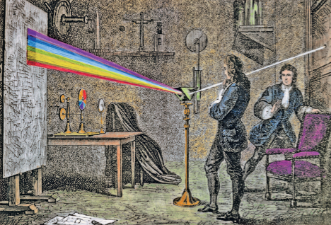 Imagem: Ilustração. Dentro de um local com paredes de cor marrom-claro com aparelhos pendurados. Ao centro, sobre uma haste de cor laranja na vertical, com um prisma na ponta, de ponta cabeça. Uma luz à direita na diagonal de cor branca passando por prisma, com luz com várias cores diferentes, de cima para baixo : lilás, azul-escuro, azul-claro, verde, amarelo e vermelho, refletido sobre base branca na vertical. De frente para prisma, um homem de pele clara, com cabelos longos castanho, com casaco de cor azul, com blusa branca por dentro, calça e sapatos em preto. Mais ao fundo, à direita, outro homem com o mesmo tipo de roupa, de pele clara e cabelos escuros, com a mão direita sobre cadeira preta com estofado em roxo.  Fim da imagem.