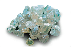 Imagem: Fotografia. Pedra disforme de cor azul-claro com partes em prata.  Fim da imagem.