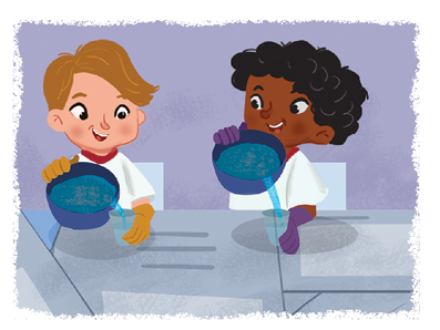 Imagem: Ilustração. De frente para mesa, dois meninos sentados, à esquerda menino loiro com luvas amarelas, segurando uma vasilha na mão esquerda azul com água jorrando para copo transparente. À direita, o menino negro com luvas roxas, derrama água de uma vasilha com água sobre um copo.  Fim da imagem.