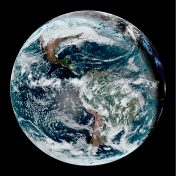 Imagem: Fotografia de satélite. Planeta Terra arredondado, com oceano em azul-escuro com os continentes em marrom e partes em verde, e sobreposto, muitas nuvens esparsas sobre o planeta terra, similares a fumaça. No fundo, céu de cor preta.  Fim da imagem.