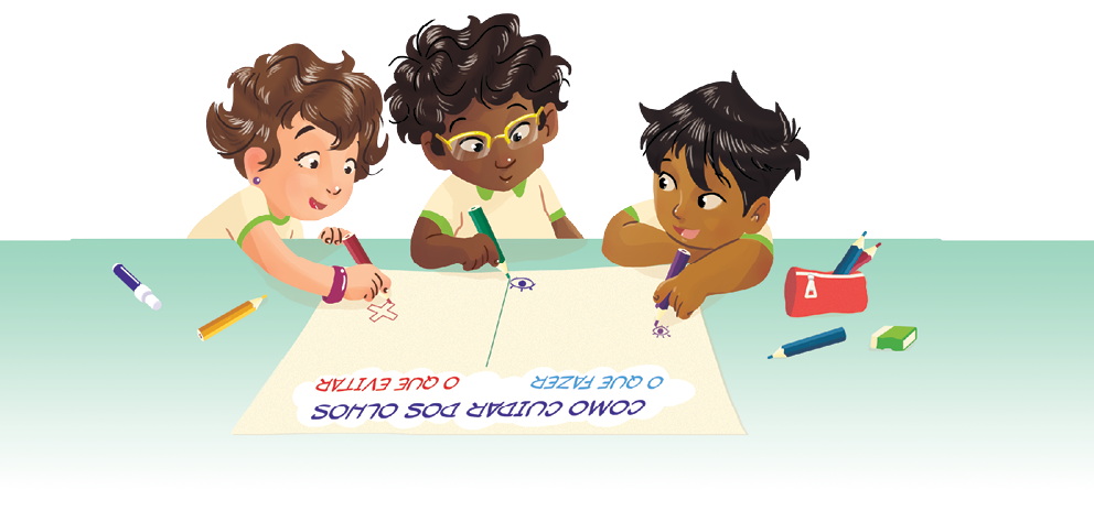 Imagem: Ilustração. À frente, mesa na horizontal de cor azul-claro, com canetas coloridas e à direita, estojo vermelho com lápis de cores e borracha branca com base em verde. De frente para mesa, três meninos escrevendo em cartaz branco com canetas coloridas. Da esquerda para à direita : menino de pele clara, cabelos castanhos, com camiseta de mangas curtas com detalhes em verde nas mangas, segurando caneta de cor rosa. Ao centro, menino de pele negra, cabelos pretos lisos, com par de óculos de cor bege no rosto, segurando caneta de cor verde na mão esquerda. À direita, menino de pele morena, cabelos pretos lisos, segurando na mão direita, caneta em roxo.  Fim da imagem.