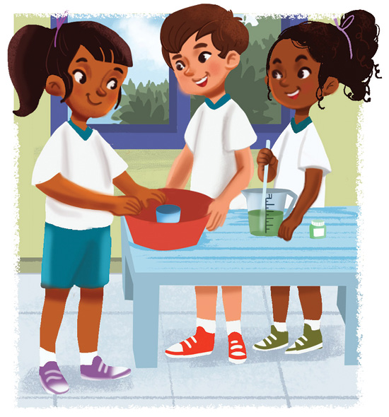 Imagem: Ilustração. Três crianças de frente para mesa com os materiais do experimento. Todos estão vestidos com uniforme composto por camiseta branca, detalhes e bermuda em azul. Da esquerda para à direita, menina de pele morena, cabelos amarrados para trás, com franja, com sapatos em lilás e branco. Ela está com as mãos sobre bacia vermelha com copo dentro. À direita, menino de pele clara, cabelos castanhos, com as mãos sobre a bacia, com sapatos em vermelho e branco. Mais à direita, menina morena de cabelos pretos amarrados para trás, com sapatos em verde e branco, com utensílio na mão esquerda sobre jarra com líquido de cor verde. Mais ao fundo, janela azul por onde vê-se árvores com folhas verdes.  Fim da imagem.