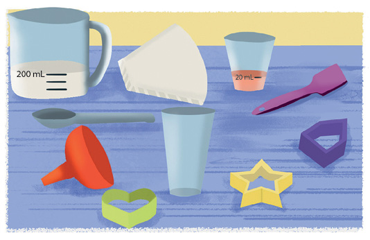 Imagem: Ilustração. Vários elementos de experimento : sobre superfície azul, uma jarra em azul-claro com leite até 200 mL; uma colher cinza; um funil vermelho; um corpo transparente alto; dois moldes: um verde em coração e outro em estrela de cor amarela e na ponta, molde em azul com o formato de uma casa pequena; um filtro de papel branco; um copo com 20mL de vinagre de cor laranja e uma espátula roxa.  Fim da imagem.