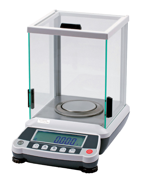 Imagem: Fotografia. Uma balança de cor branca, com detalhes de cor cinza e leitor digital em 0000. Na parte superior, parte com o formato em cubo de paredes transparente, partes finas em branco.  Fim da imagem.