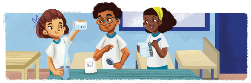 Imagem: Ilustração. Três crianças de frente para mesa em azul. Elas estão vestidas com uniforme composto por camiseta branca, com detalhes e bermuda em azul. Da esquerda para à direita, menina de pele clara, cabelos curtos com franja em castanho, segurando frasco transparente com água na mão direita, jorrando água para dentro de um copo. À direita, menino moreno de cabelos encaracolados pretos, com par de óculos arredondado azul, olhando para a menina à esquerda dele, segurando colher cinza na mão direita. Na ponta da direita, menina negra de cabelos pretos, com faixa em amarelo. A menina segura um caderno com folhas brancas na mão esquerda e na direita, uma caneta. Ao fundo, mesas e bancos longos de cor bege. Janela e porta vistas parcialmente com detalhes em azul-escuro.  Fim da imagem.