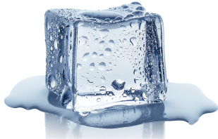 Imagem: Fotografia. Um cubo transparente, com a parte embaixo sendo derretida, formando poça d’água.  Fim da imagem.