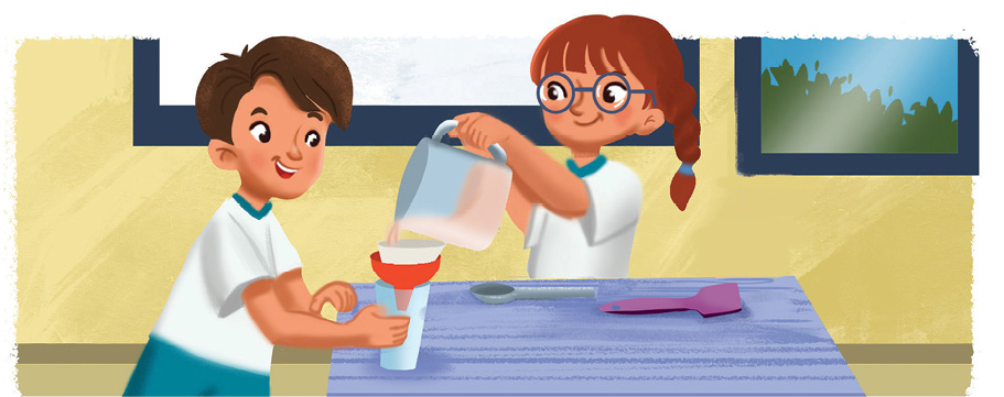 Imagem: Ilustração. À esquerda, um menino de pele clara, cabelos castanhos para à direita, usando uniforme escolar composto por camiseta branca com detalhes e bermuda em azul. Ele está de frente para uma mesa azul, segurando na mão direita, um copo transparente, com um funil vermelho e filtro branco dentro. Sobre a mesa, uma colher cinza e uma espátula roxa. Atrás da mesa, à direita, menina de cabelos ruivos com franja e trança, com par de óculos de grau, com uniforme escolar e segurando nas mãos, uma jarra com líquido laranja sobre o filtro. Mais ao fundo, vista parcial de quadrado com borda azul e à direita, janela por onde vê-se vegetação verde.  Fim da imagem.