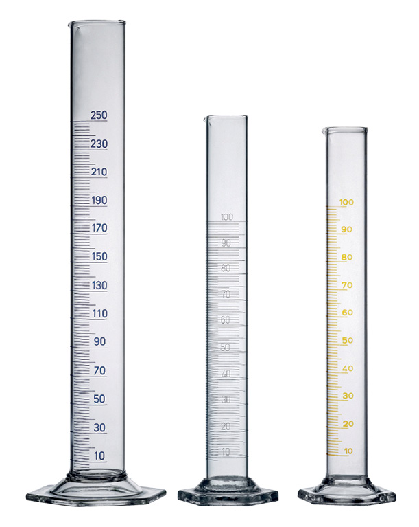 Imagem: Fotografia. Três provetas na vertical transparentes, da esquerda para à direita : objeto com o formato com o formato arredondado com linhas finas enumeradas de 10 – 250.  Ao centro, uma proveta menor com o mesmo formato e mais estreita, com linhas enumeradas de 10 – 100.  Mais à direita, uma proveta um pouco mais estreita, com linhas enumeradas de 10 – 100.   Fim da imagem.