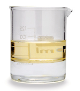 Imagem: Fotografia. Um utensílio redondo transparente, com água na parte inferior e na parte superior, óleo de cor amarelo. Ambos não se misturam.  Fim da imagem.