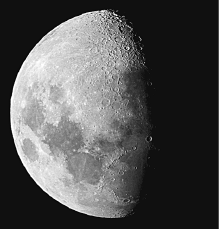 Imagem: Fase 2: Uma lua redonda com pequena parte em sombra à direita e mais à esquerda, parte da lua em cinza-claro com manchas em cinza-escuro.  Fim da imagem.