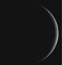 Imagem: Fotografias. Quatro fases da lua. Fase 1: Uma lua redonda com sombra cobrindo grande parte, deixo luz fina à direita, com o formato de C invertido.  Fim da imagem.