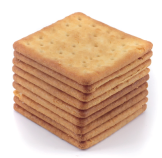 Imagem: Fotografia. Dezenas de bolachas de sal uma sobre a outra. Fim da imagem.