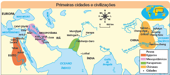 Imagem: Ilustração. Mapa. Primeiras cidade e civilizações. Rosa dos ventos em pretos com os sentidos: N, NO, O, SO, S, SE, L, NE. Escala: 0 – 600km Na ponta da direita, esfera terrestre com destaque leste da África e Ásia.  Legenda: Povos Laranja-escuro: Egípcios  Rosa: Mesopotâmicos Verde: Harapenses Laranja-claro: Chineses Pequena esfera preta: Cidades Egípcios: Egito, passando pelo Rio Nilo: cidades de Mênfis, Gizé, Sacara, Tebas, Assuã. Mesopotâmicos: Mesopotâmia, passando no rio Tigre e Eufrates: cidades de çatal Hûyûk, Ebla, Jerico, Mari, Kish, Niur, Ur, Eridu, Susa.  Harapenses: Entre Irã e Inda, para pelo rio Indo: cidades de Mundigak, Mehrgarh, Harapa, Mohenjo-Daro, Lothal. Chineses: Passando pelo rio Azul e rio Amarelo, cidades de: Pan-lou-cheng, Taxiun, Cheng-ziyai, Anyang, Tseng-tsou e Erlitou.   Fim da imagem.