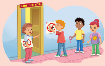 Imagem: Ilustração. À esquerda, porta de cor bege com a placa vermelha escrita: Biblioteca. Na porta, menina segurando cartaz branco com desenho de um mosquito preto dentro de círculo vermelho com faixa da mesma cor na diagonal. Ela tem pele clara, cabelos castanhos curtos com franja, camiseta azul, calça rosa e sapatos azuis, com a mão direita para frente. À direita, de frente para parede de cor azul-claro, um menino loiro, colocando o mesmo cartaz na parede em azul-claro. Ele usa camiseta vermelha, calça azul e sapatos em verde. Mais à direita, menino de pele negra, cabelos pretos, com camiseta amarela, calça azul e sapatos brancos, segurando na mão esquerda com fita adesiva em rosa. Fim da imagem.