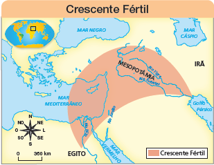 Imagem: Ilustração. Mapa. Crescente Fértil. Na parte superior à esquerda, esfera terrestre com destaque para território entre África e asia.  Rosa dos ventos com os sentidos: N, NO, O, SO, S, SE, L, NE. Escala: 0-360km Legenda: Rosa-claro: Crescente fértil  Faixa rosa-claro sobre local que passa do rio Nilo no norte do Egito na África, indo para parte do mar Mediterrâneo, para Irã, passando pelo rio Eufrates, Rio Tigre.   Fim da imagem.