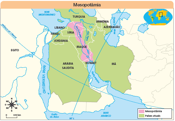 Imagem: Ilustração. Mapa. Mesopotâmia.  Na ponta superior à direita, esfera terrestre com destaque para área da África e Ásia.  Rosa dos ventos em preto com sentidos: N, NO, O, SO, S, SE, L, NE. Escala: 0 – 310 Km Legenda:  Rosa: Mesopotâmia Verde-claro: Países atuais Países atuais: Arábia Saudita, Jordânia, Israel, Líbano, Síria, Oeste do Iraque, Turquia, Armênia, Azerbaijão, Irã e Kuwait. Ao centro do Iraque e leste da Síria: Mesopotâmia, passando no rio Eufrates e sul do rio Tigre.   Fim da imagem.