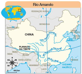 Imagem: Ilustração. Mapa. Rio Amarelo.  Na ponta superior, à esquerda, planisfério com destaque para Ásia.  Rosa dos ventos: N, NO, O, SO, S, SE, L, NE. Escala: 0 – 600 km Território da China, com a parte noroeste: Planalto do Tibete. Do centro à leste: rio: Amarelo (Hoang-Ho) mais abaixo: Rio Azul (Yang-tsé-Kiang) e no sul: Rio Xun Jiang. Entre a China e Coreia do norte e do Sul o Mar amarelo.   Fim da imagem.