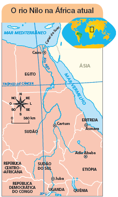 Imagem: Ilustração. Mapa. O rio Nilo na África atual.  Na ponta superior, à direita, planisfério com destaque na região entre a África e Ásia. Rosa dos ventos em preto: N, NO, O, SO, S, SE, L, NE.  Escala: 0 – 380 Km À esquerda, Egito, Sudão do Sul, Etiópia, Eritreia, Uganda por onde corre o Rio Nilo, passando por Cartum, Asmara e Adis Abeba e Juba.  Fim da imagem.