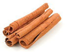 Imagem: Fotografia. Hastes enroladas de canelas de cor marrom-claro.  Fim da imagem.