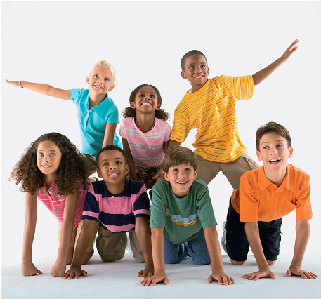Imagem: Fotografia. Quatro crianças com as mãos e os joelhos no chão. Em cima, três crianças com as mãos e os joelhos sobre as costas dos outros.  Fim da imagem.