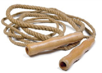 Imagem: Fotografia. Uma corda de pular marrom. Fim da imagem.