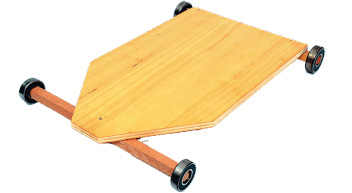 Imagem: Fotografia. Um carrinho de rolimã com formato de hexágono mais largo na base. Abaixo dele há quatro rodinhas. Fim da imagem.