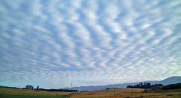 Imagem: Fotografia. Rastros de nuvens brancas no céu azul-claro.  Fim da imagem.