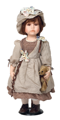 Imagem: Fotografia. Boneca com chapéu bege, cabelo castanho claro e curto, olhos castanhos, vestido marrom e bege e botas marrons. Ela está segurando um urso de pelúcia na mão esquerda. Fim da imagem.