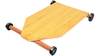 Imagem: Fotografia. Um carrinho de rolimã com formato de hexágono mais largo na base. Abaixo dele há quatro rodinhas. Fim da imagem.