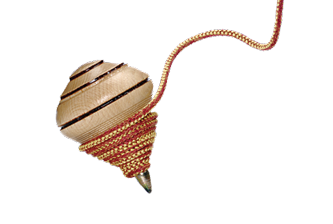 Imagem: Fotografia. Um pião de madeira com uma corda enrolada na base.  Fim da imagem.