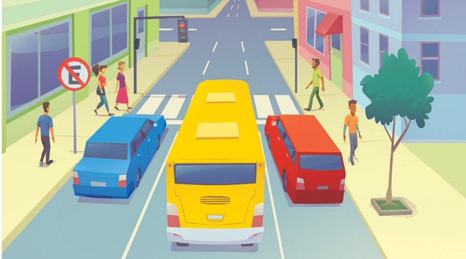 Imagem: Ilustração. Ao centro, um ônibus amarelo. À esquerda do ônibus, um carro azul e à direita, um carro vermelho estão parados atrás de uma faixa de pedestres e um semáforo com a luz vermelha acesa. Na calçada, à esquerda há uma placa circular com borda vermelha. Dentro há uma letra “E” com uma linha diagonal vermelha em cima. Nas laterais há pessoas andando na calçada e construções coloridas.  Fim da imagem.