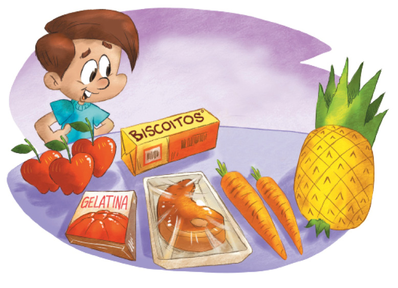 Imagem: Ilustração. Um menino com cabelo castanho e camiseta azul está sorrindo com as mãos na cintura. Na frente dele há alimentos sobre uma mesa: três maçãs vermelhas; um pacote de biscoitos; um pacote de gelatina; uma embalagem com um pedaço de carne dentro; duas cenouras e um abacaxi.  Fim da imagem.