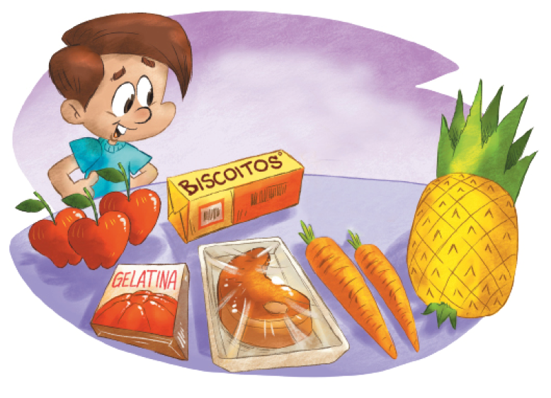 Imagem: Ilustração. Um menino com cabelo castanho e camiseta azul está sorrindo com as mãos na cintura. Na frente dele há alimentos sobre uma mesa: três maçãs vermelhas; um pacote de biscoitos; um pacote de gelatina; uma embalagem com um pedaço de carne dentro; duas cenouras e um abacaxi.  Fim da imagem.